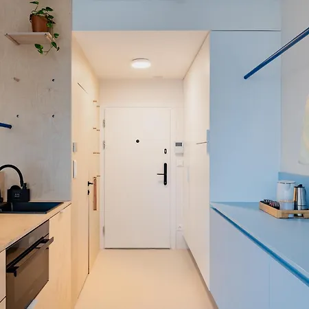 Super - Self Check In, Free Private Parking, Balcony Apartment